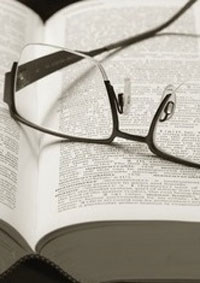 Wörterbuch mit Brille